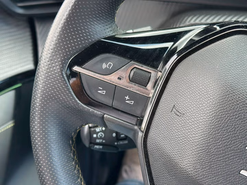 Peugeot 208 GT EAT8. NAVI. KAMERA. LED Vorschaubild 16